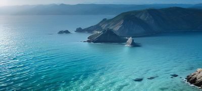 用户在移动端手机上流畅访问无限臀山海外一区专区的场景，手持手机专注浏览